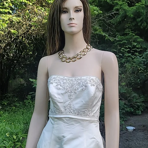 SIGNATURE sz 12 Wedding gown with train BEADED - Picture 3 of 8